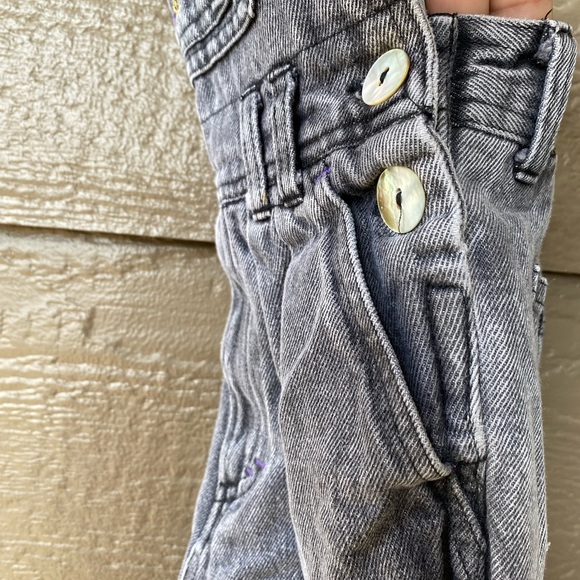 ADORABLE 90S KIDS ACID WASH DENIM OVERALLS WITH CARGO POCKETS - Picture 9 of 16